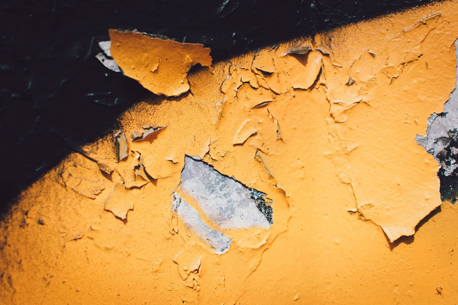 How to fix peeling exterior paint