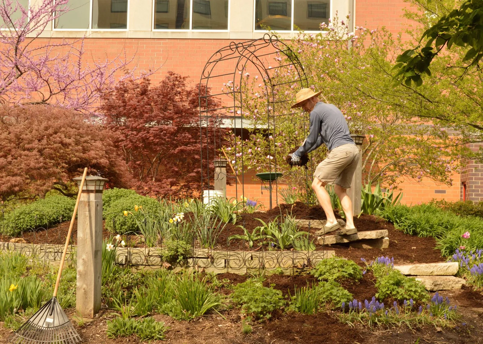River rock landscaping around foundation plantings and shrubs